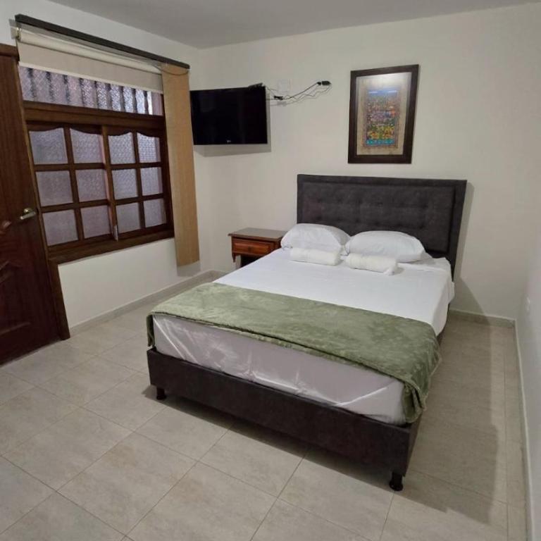 Casa Vieja Alba Inés con Estacionamiento Buga - Superior Queen Room - 4