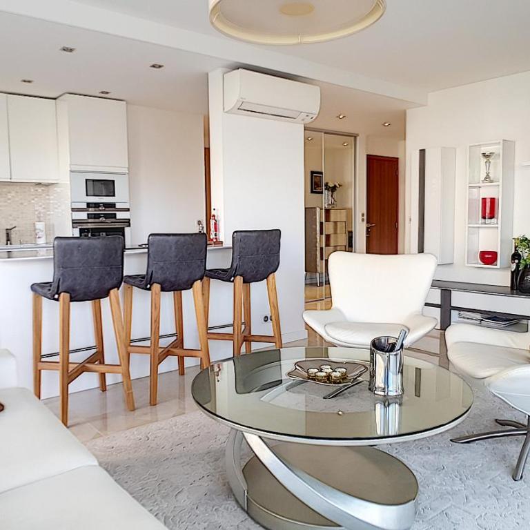 Bright 2-Bedroom apartment with terrace & parking - Appartement 2 Chambres avec Balcon et Vue sur la Mer - 1