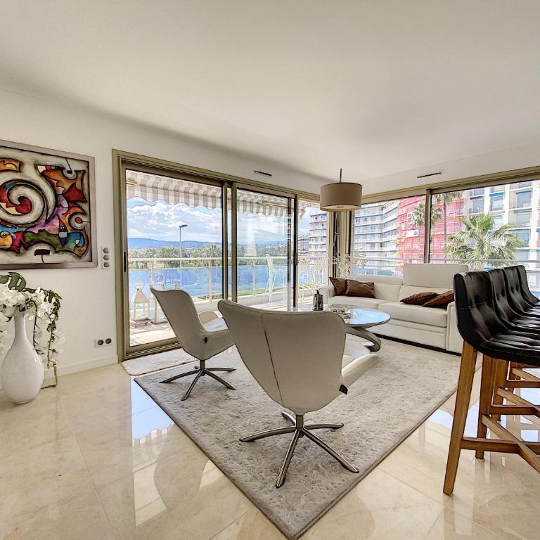 Bright 2-Bedroom apartment with terrace & parking - Appartement 2 Chambres avec Balcon et Vue sur la Mer - 4