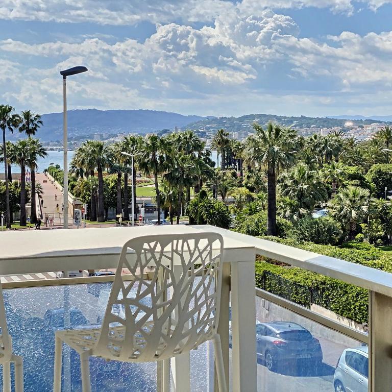 Bright 2-Bedroom apartment with terrace & parking - Appartement 2 Chambres avec Balcon et Vue sur la Mer - 5