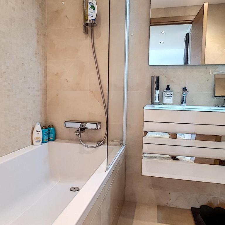 Bright 2-Bedroom apartment with terrace & parking - Appartement 2 Chambres avec Balcon et Vue sur la Mer - 6