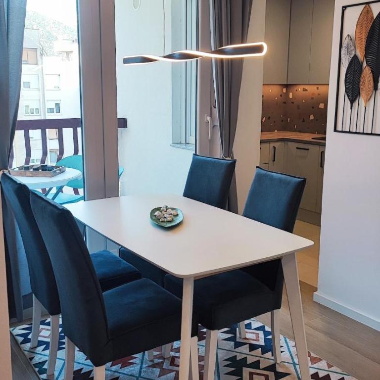 Riverstone Home - Two-Bedroom Deluxe Apartment with Balcony - 12