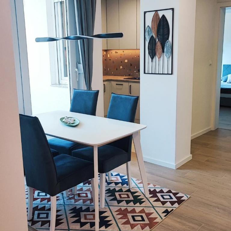 Riverstone Home - Two-Bedroom Deluxe Apartment with Balcony - 17