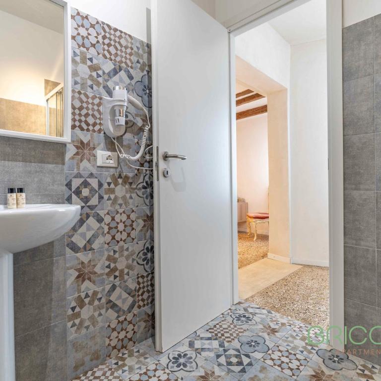 Biennale Ensuite Rooms By Bricola Apartments - Camera Matrimoniale Deluxe (2 Adulti + 1 Bambino) - 4