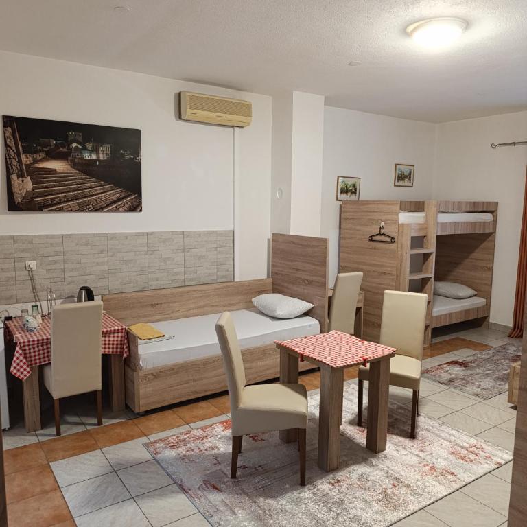 Lovely Home City Center - Bed in 6-Bed Female Dormitory Room - 1