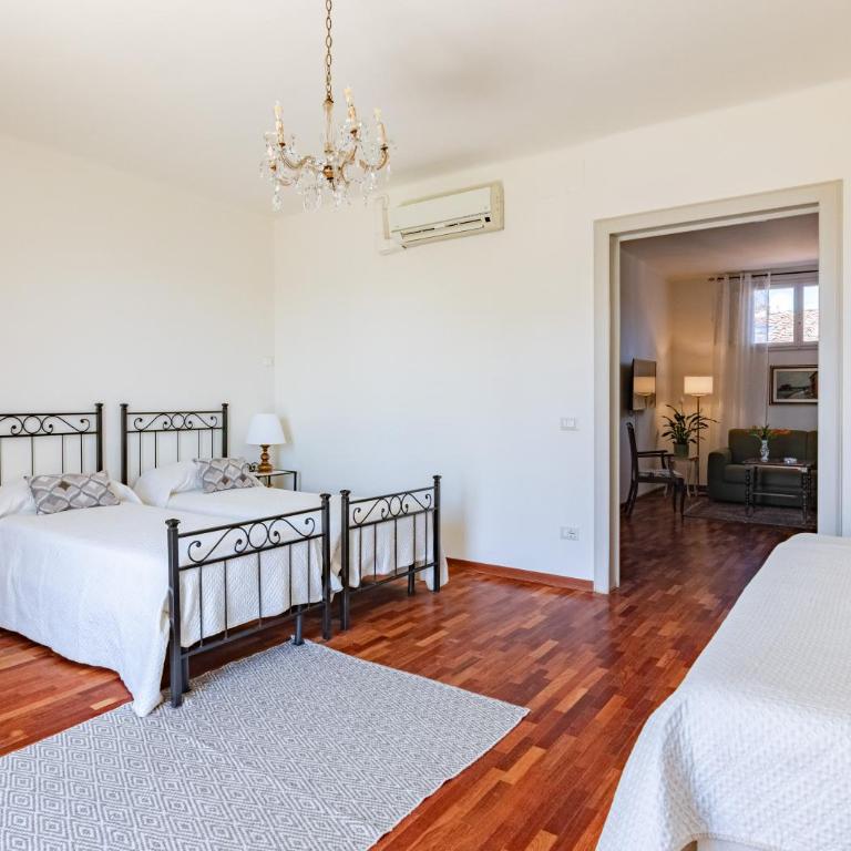 Hostly-San Giuseppe Luxury Apartment-By the Tower - Two-Bedroom Deluxe Apartment with Balcony - 19