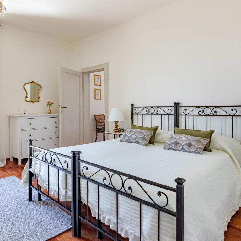 Hostly-San Giuseppe Luxury Apartment-By the Tower - Two-Bedroom Deluxe Apartment with Balcony - 23