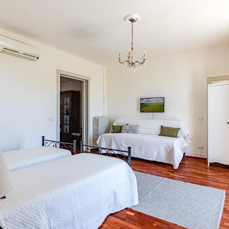 Hostly-San Giuseppe Luxury Apartment-By the Tower - Two-Bedroom Deluxe Apartment with Balcony - 40