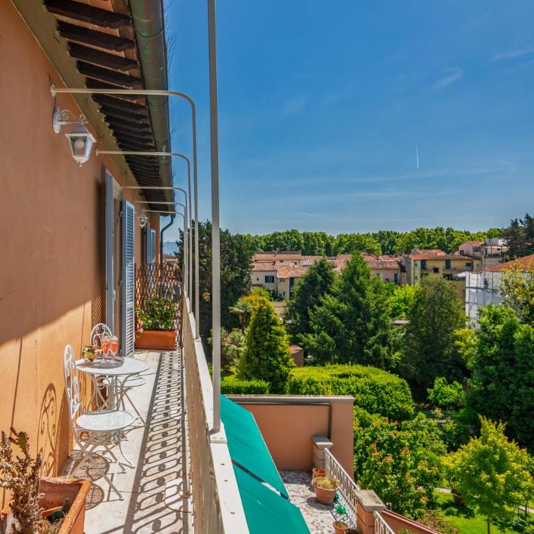 Hostly-San Giuseppe Luxury Apartment-By the Tower - Two-Bedroom Deluxe Apartment with Balcony - 41