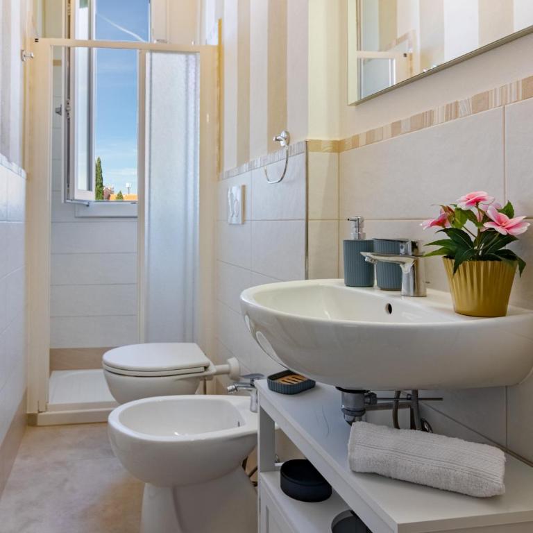 Hostly-San Giuseppe Luxury Apartment-By the Tower - Two-Bedroom Deluxe Apartment with Balcony - 46