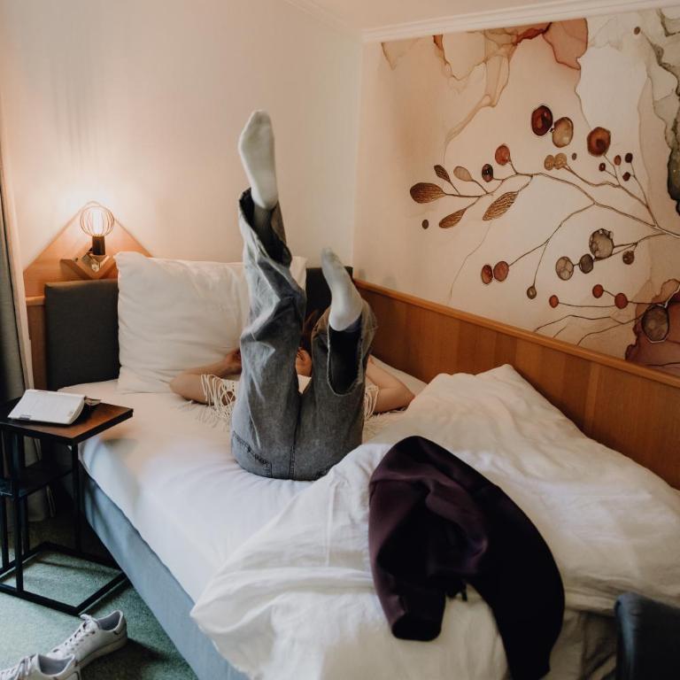 Hotel Dorfcafe Unken - Zimmer mit Queensize-Bett und Balkon - 18
