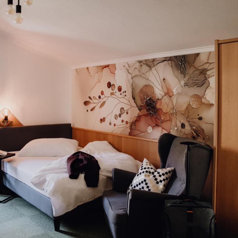 Hotel Dorfcafe Unken - Zimmer mit Queensize-Bett und Balkon - 22