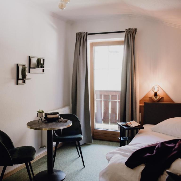 Hotel Dorfcafe Unken - Zimmer mit Queensize-Bett und Balkon - 21