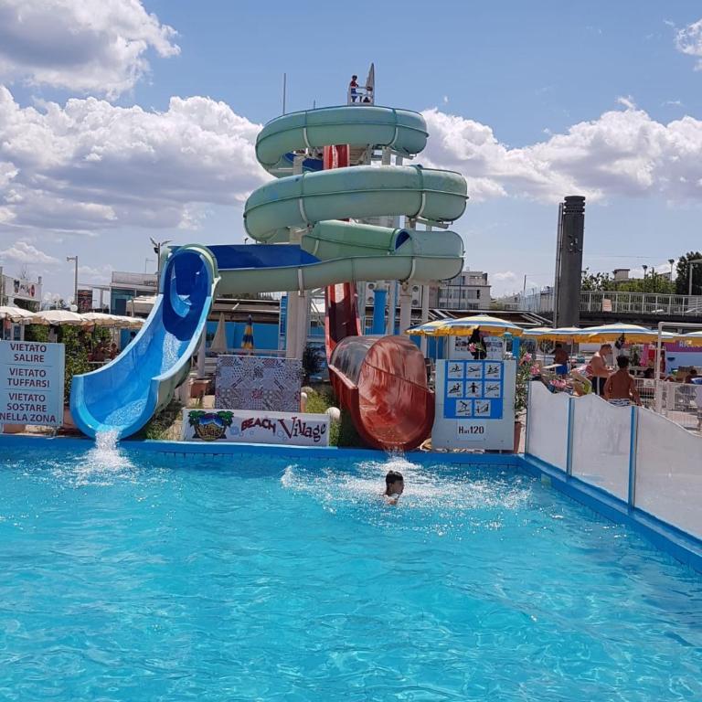 RICCIONE sul MARE con servizio SPIAGGIA e AQUAPARK - Apartment with View and Balcony - 97