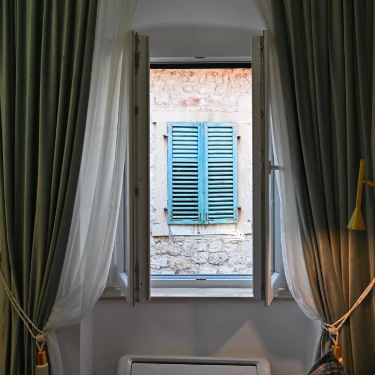 Old Town Lux - Three-Bedroom Apartment - 17