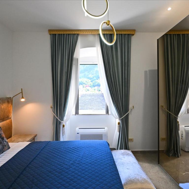 Old Town Lux - Three-Bedroom Apartment - 6
