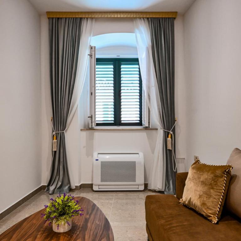 Old Town Lux - Three-Bedroom Apartment - 32