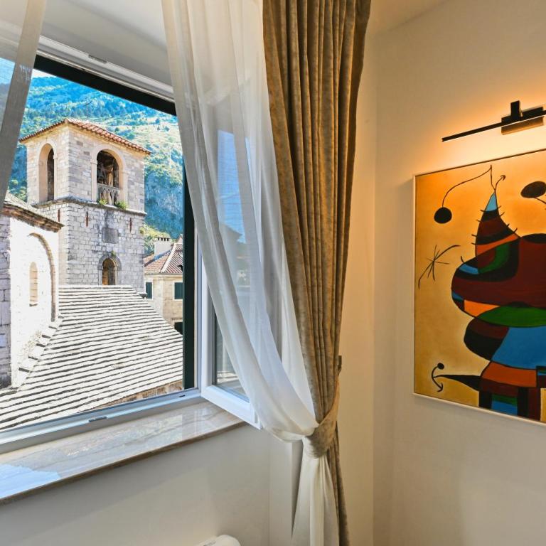 Old Town Lux - Three-Bedroom Apartment - 2