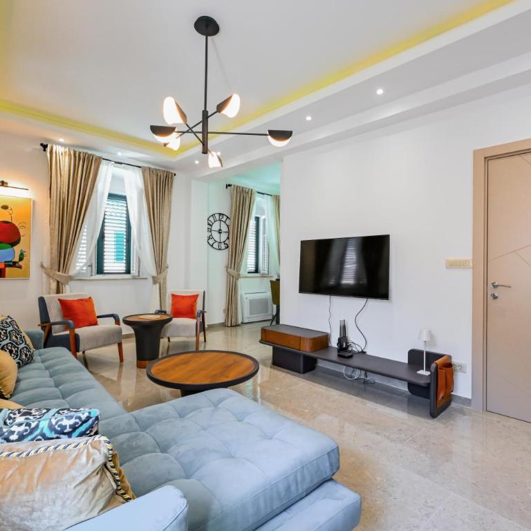 Old Town Lux - Three-Bedroom Apartment - 37