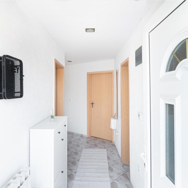 Bright&Cozy flat+balcony near Airport FREE Parking - Three-Bedroom Apartment - 15