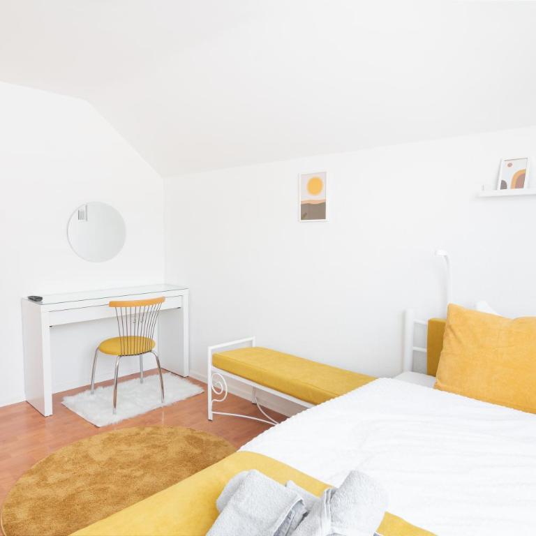 Bright&Cozy flat+balcony near Airport FREE Parking - Three-Bedroom Apartment - 2