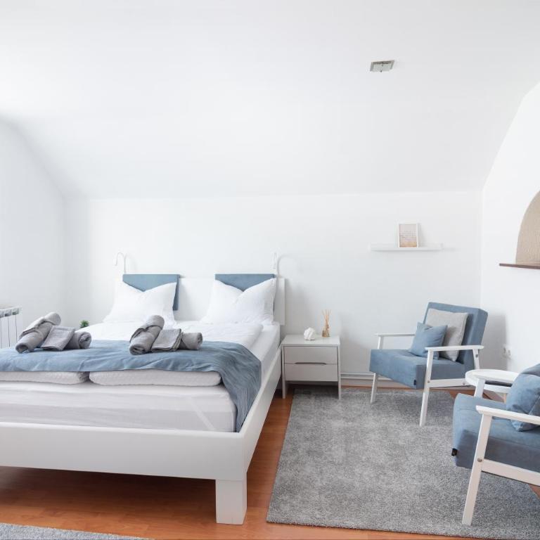 Bright&Cozy flat+balcony near Airport FREE Parking - Three-Bedroom Apartment - 7