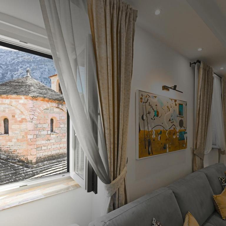 Old Town Lux - Three-Bedroom Apartment - 57
