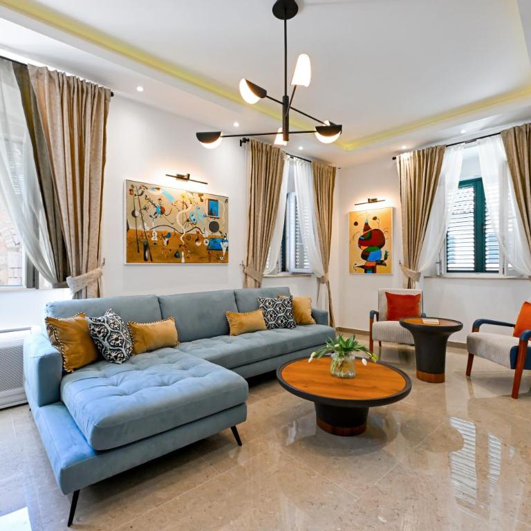 Old Town Lux - Three-Bedroom Apartment - 55