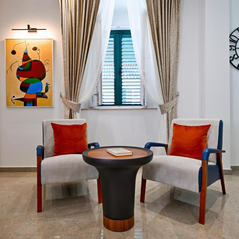 Old Town Lux - Three-Bedroom Apartment - 60