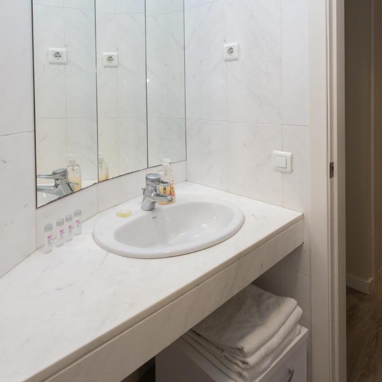 LetsGo Paseo de Gracia - One-Bedroom Apartment with Terrace - 8