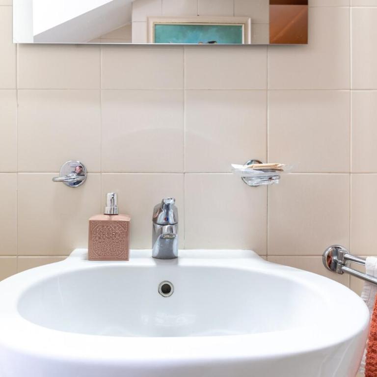 Suite con bagno privato con WiFi a 200m dalla metro - Appartamento con 3 Camere da Letto - 6