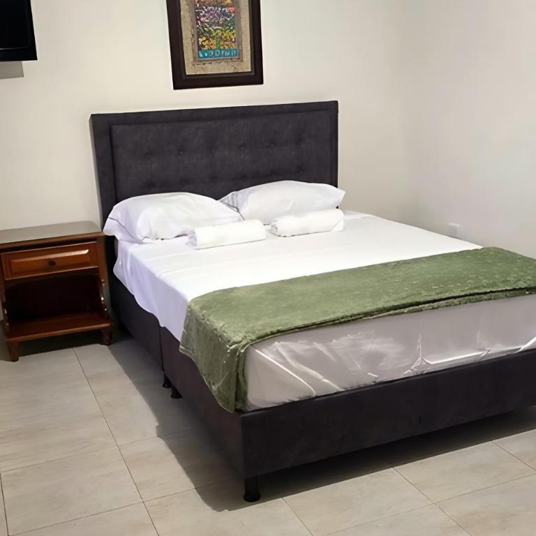 Casa Vieja Alba Inés con Estacionamiento Buga - Superior Queen Room - 1