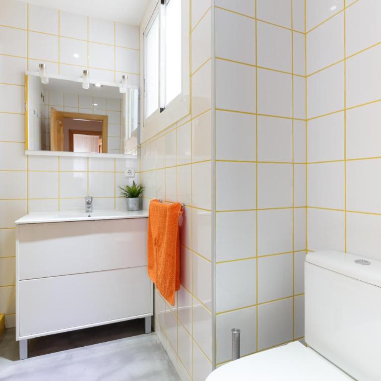 LetsGo Sagrada Familia Penthouse - Two-Bedroom Apartment with Terrace - 9