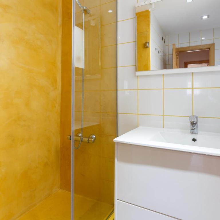 LetsGo Sagrada Familia Penthouse - Two-Bedroom Apartment with Terrace - 10