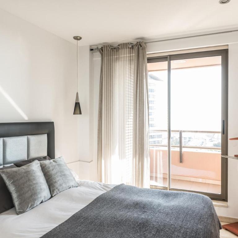 Akira Flats Diagonal Mar Apartments - Four-Bedroom Apartment with Sea View - 10th Floor - 13