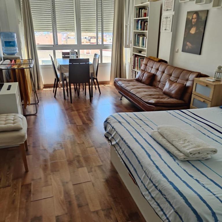 ESTUDIO LOFT en el Centro para 4 Personas Cama doble y sofá nuevo de cama doble Check in a partir de las 15 pm o antes si estuviera libre Con wifi Grandes ventanales - Estudio - 12