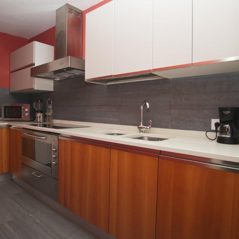 Luxury Central Apartment - Three-Bedroom Apartment - 6