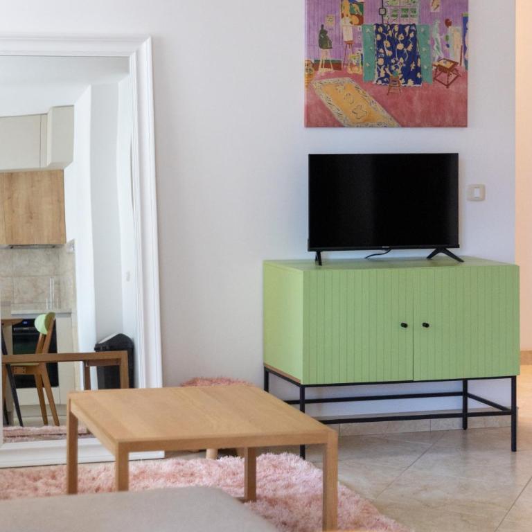 Just 7 Min from the Beach Stylish 2BR - Two-Bedroom Apartment - 4