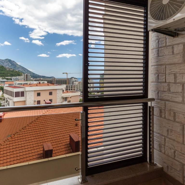 Just 7 Min from the Beach Stylish 2BR - Two-Bedroom Apartment - 32