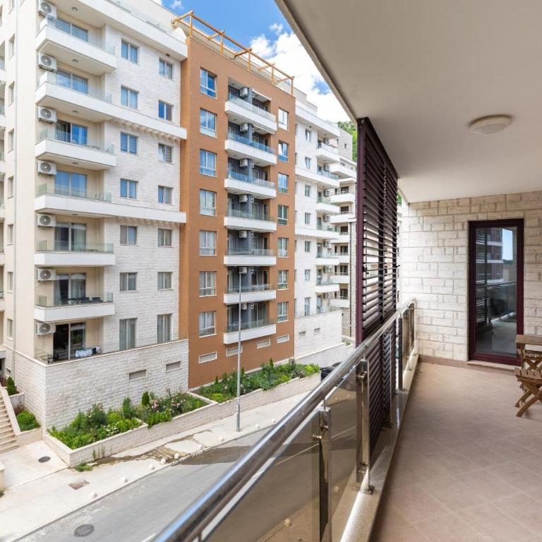 Just 7 Min from the Beach Stylish 2BR - Two-Bedroom Apartment - 41