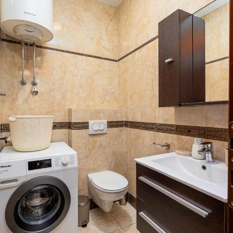 Just 7 Min from the Beach Stylish 2BR - Two-Bedroom Apartment - 46