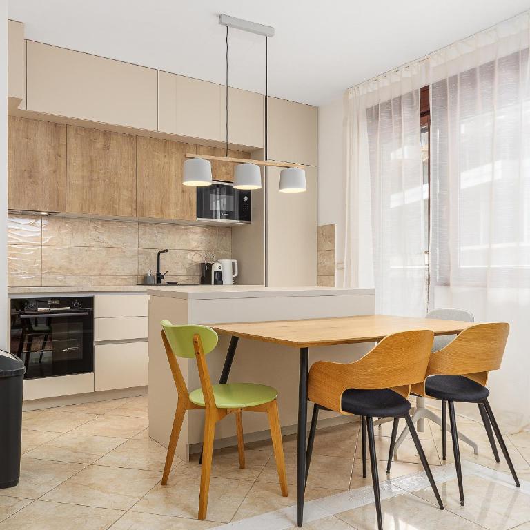 Just 7 Min from the Beach Stylish 2BR - Two-Bedroom Apartment - 52