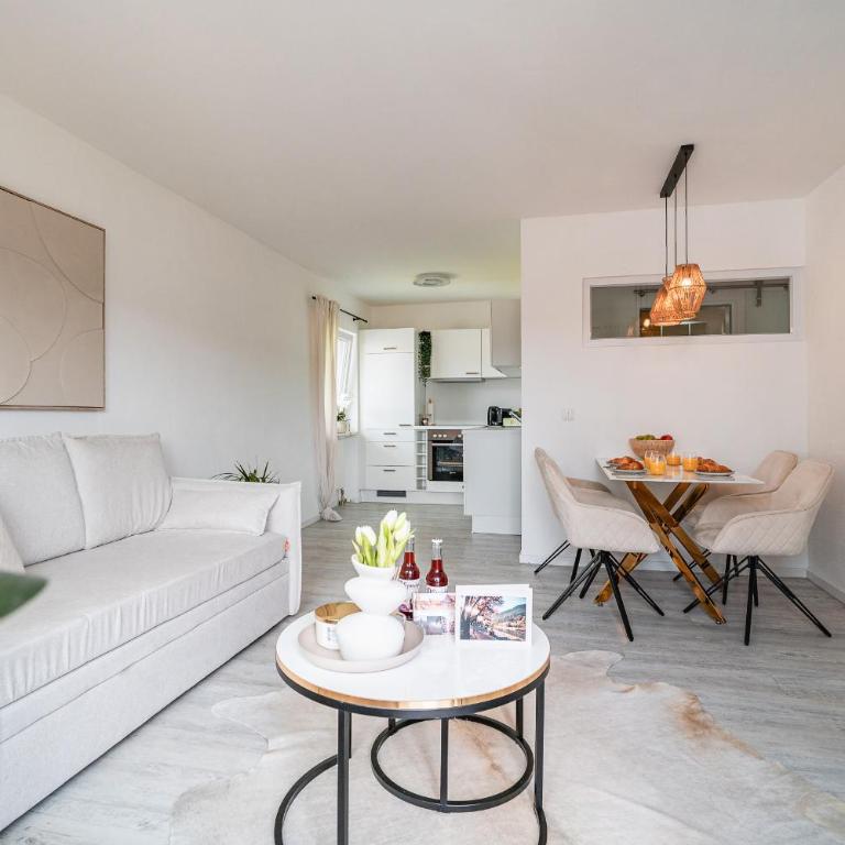 Allgäu Living l Alpsee Panorama - Immenstadt im Allgäu - mit Sonnigen Balkon & Parkplatz - Apartment mit 1 Schlafzimmer und Seeblick - 24