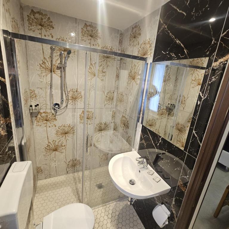 Hotel CARLO - Quadruple Room - 8