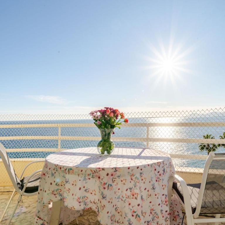 Best Place in Juan les pins, Premium, Sea View, sleeps 6 - Appartement - Vue sur Mer - 1