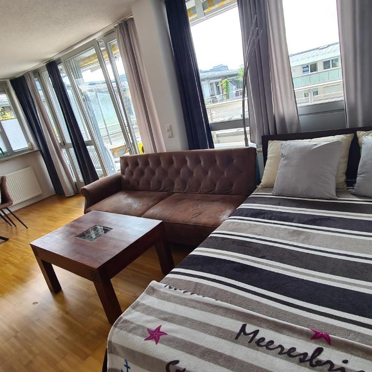 Rooftop Penthouse & Parking - up to 5 Pers - fast transit to Fair & Center - One-Bedroom Apartment - 3