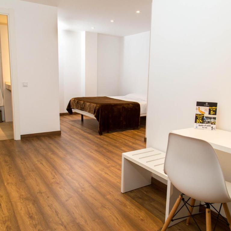 Hotel BESTPRICE Gracia - Superior Family Room - 9