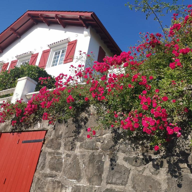 Chambres d'hôtes "HOR DAGO" près de la gare d'Hendaye avec le petit-déjeuner - Chambre Double - Vue sur Jardin - 2