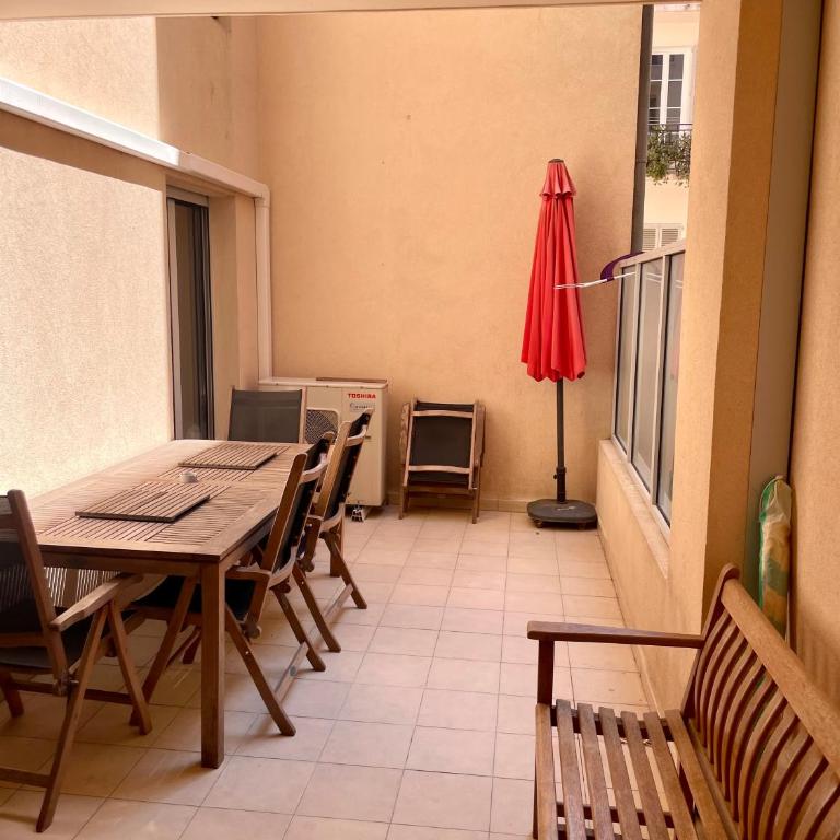Jolie 3 pièces avec terrasse au vieux port, à 2 pas des plages et du palais. - Appartement 2 Chambres - 15