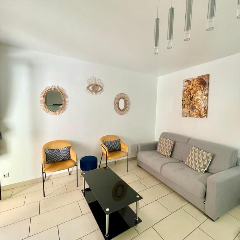Jolie 3 pièces avec terrasse au vieux port, à 2 pas des plages et du palais. - Appartement 2 Chambres - 2
